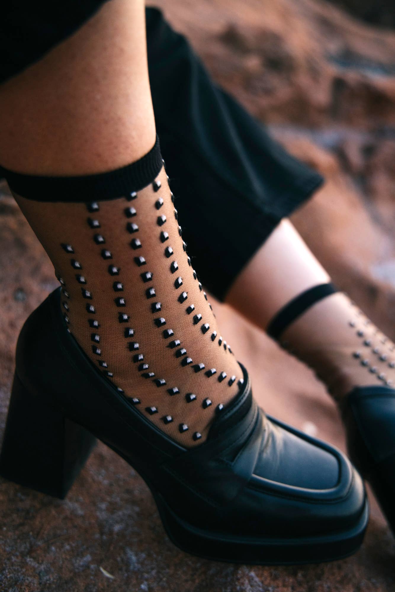 Atelier St Eustache – wholesale Strumpor - Dam – CRESCENT DUNES BLACK • Tunna strumpor med prickar6