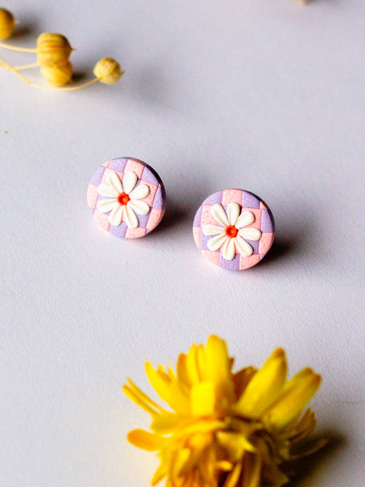 Brincos Pequenos de Margarida Rosa/Roxo em Polymer Polymer Clay Stud por atacado de Slow Day Studios