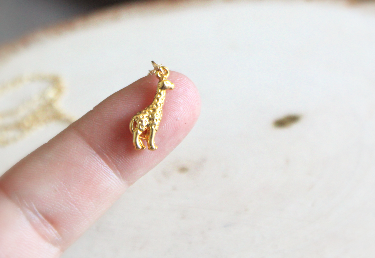 Blue Soul Designs - Venta al por mayor Collares con colgantes/abalorios - Collar de jirafa pequeña, collar de safari relleno de oro de 14k2