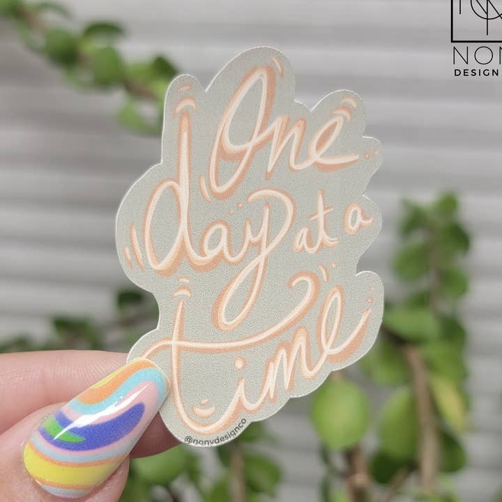 Gestanzter Aufkleber „Ein Tag nach dem anderen“ für den Großhandel von Nony Design Company