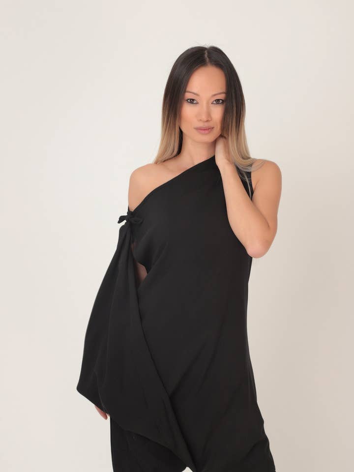 Tunique bohème noire, haut asymétrique, haut tunique à épaules dénudées, pour la vente par ADEPTT
