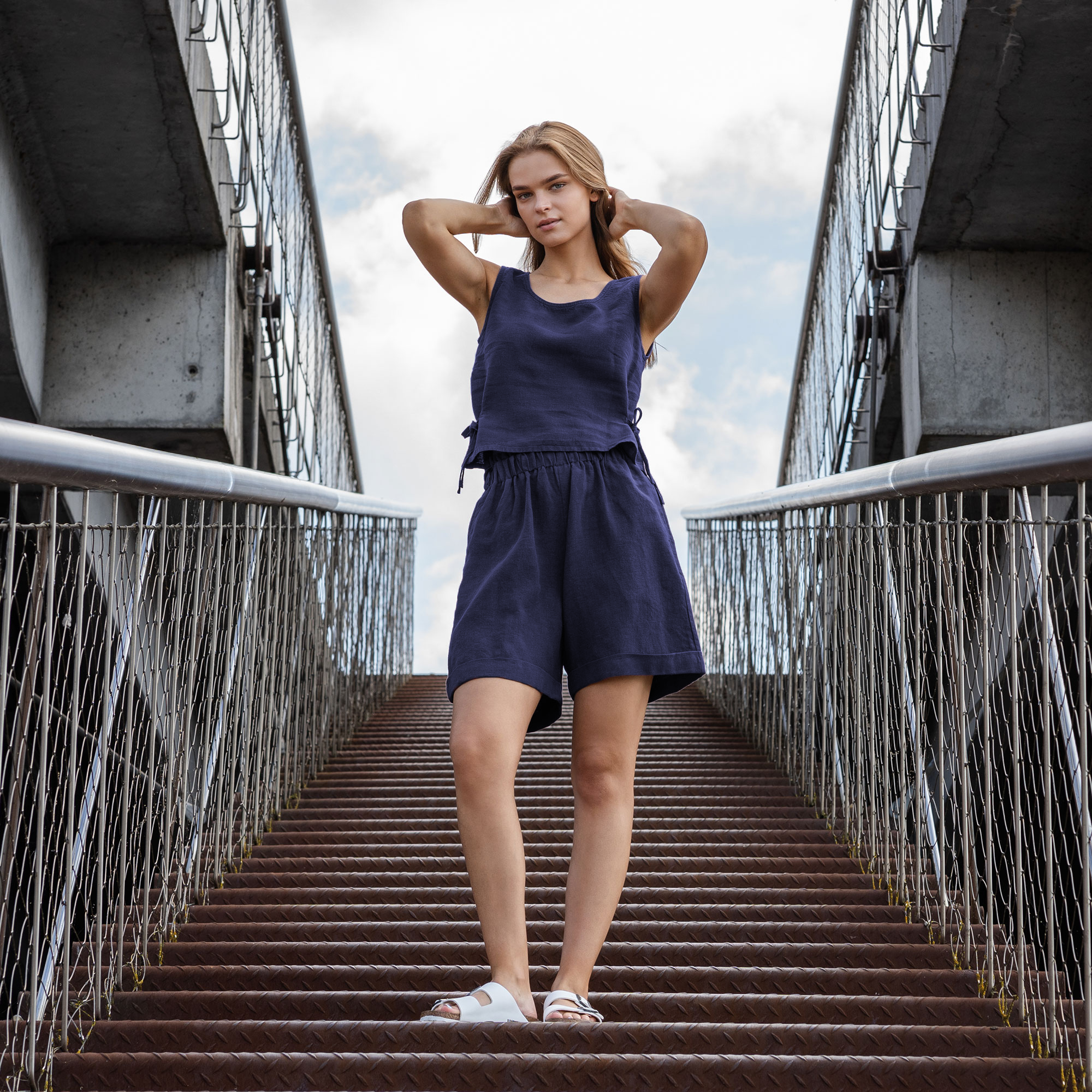 menique – wholesale Blus - Dam – Linne Crop Top med Sidoband Audrey - Vit Sommarlinne16