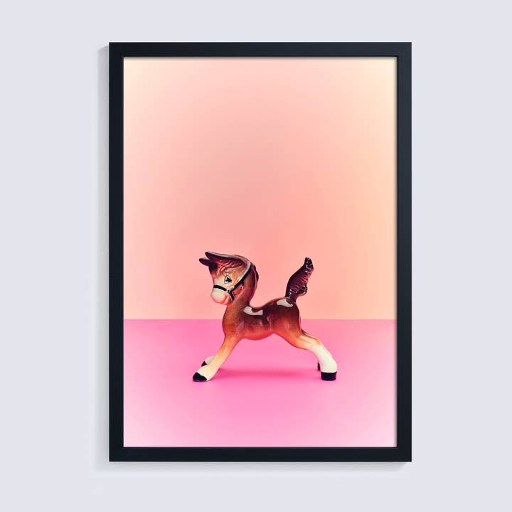 Sødt lyserødt Giclée-fototryk af et Kitsch keramisk føl for engroshandel hos Ornament Art