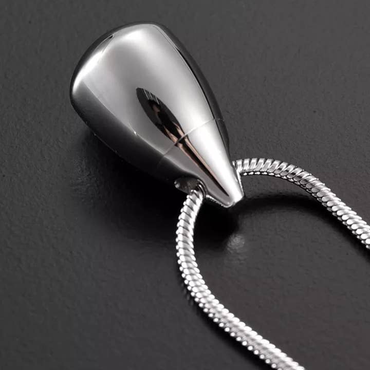 Collier avec pendentif en forme d'urne en forme de larme pour souvenir des cendres commémoratives pour la vente par River Memorials