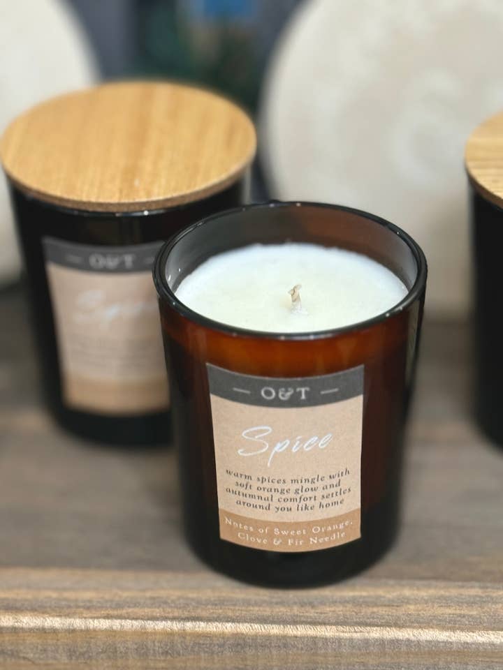Spice Glow Kaars | Sinaasappel & Kruidnagel voor wholesale door Oat & Thistle
