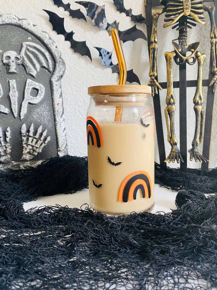 Halloween regnbågar och fladdermöss 16 oz. glasburkkopp för wholesale av Will + Vivi