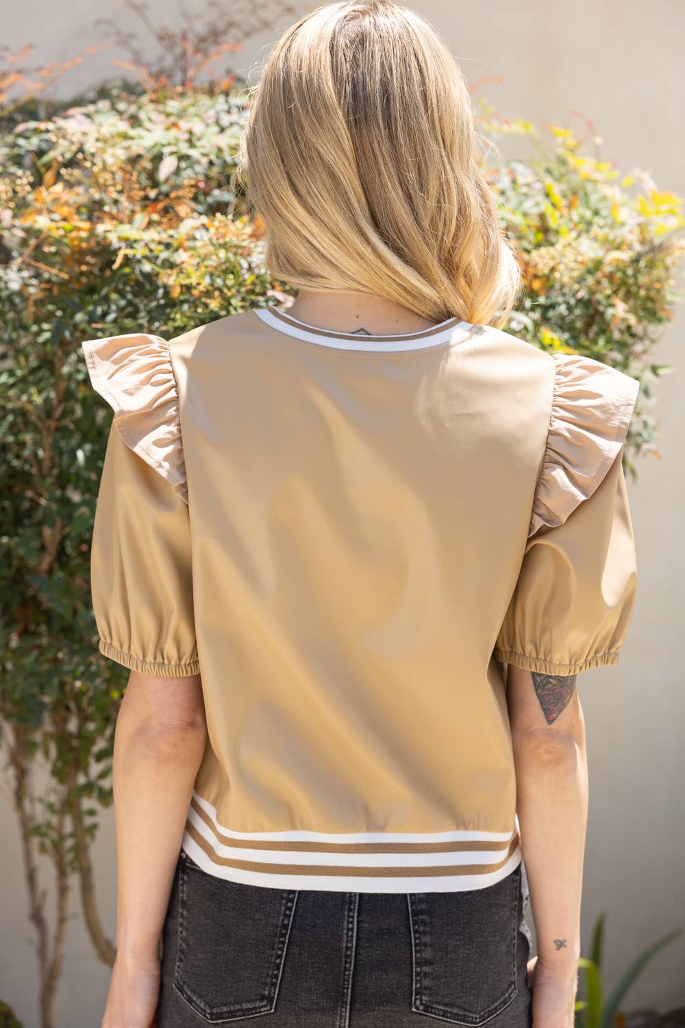 VOY – Blusa - Mulher por atacado – 34534 Blusa com pulseira listrada em pele sintética com babados7