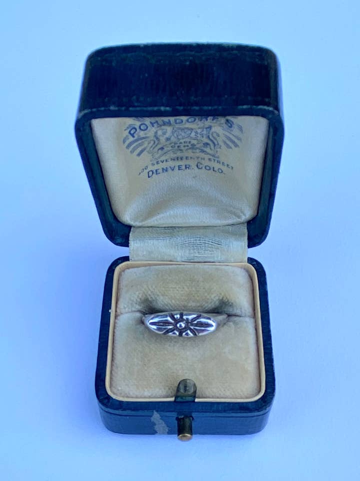 Anillo plateado con forma de rayos de sol celestiales para venta al por mayor de Serpentine