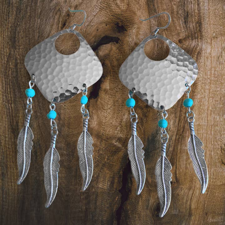 Pendientes Dream Catcher con detalles en turquesa y plumas de The Urban Charm para venta al por mayor de The Urban Charm