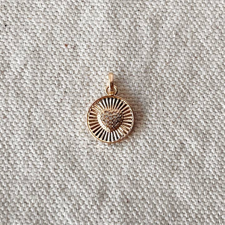 Charm a forma di cuore con raggi riempiti in oro 18 carati per la vendita all'ingrosso da parte di GoldFi