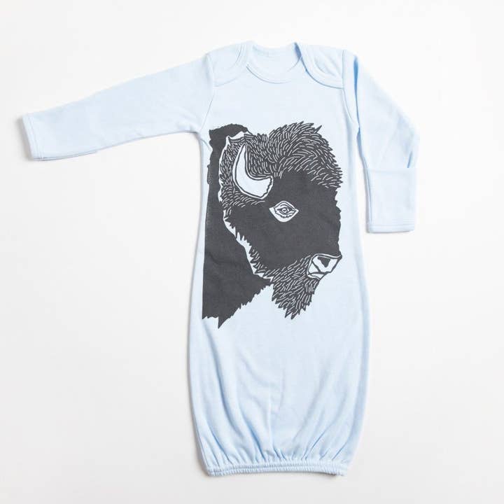 Robe pour bébé Bison Profile pour la vente par Bird and Buffalo