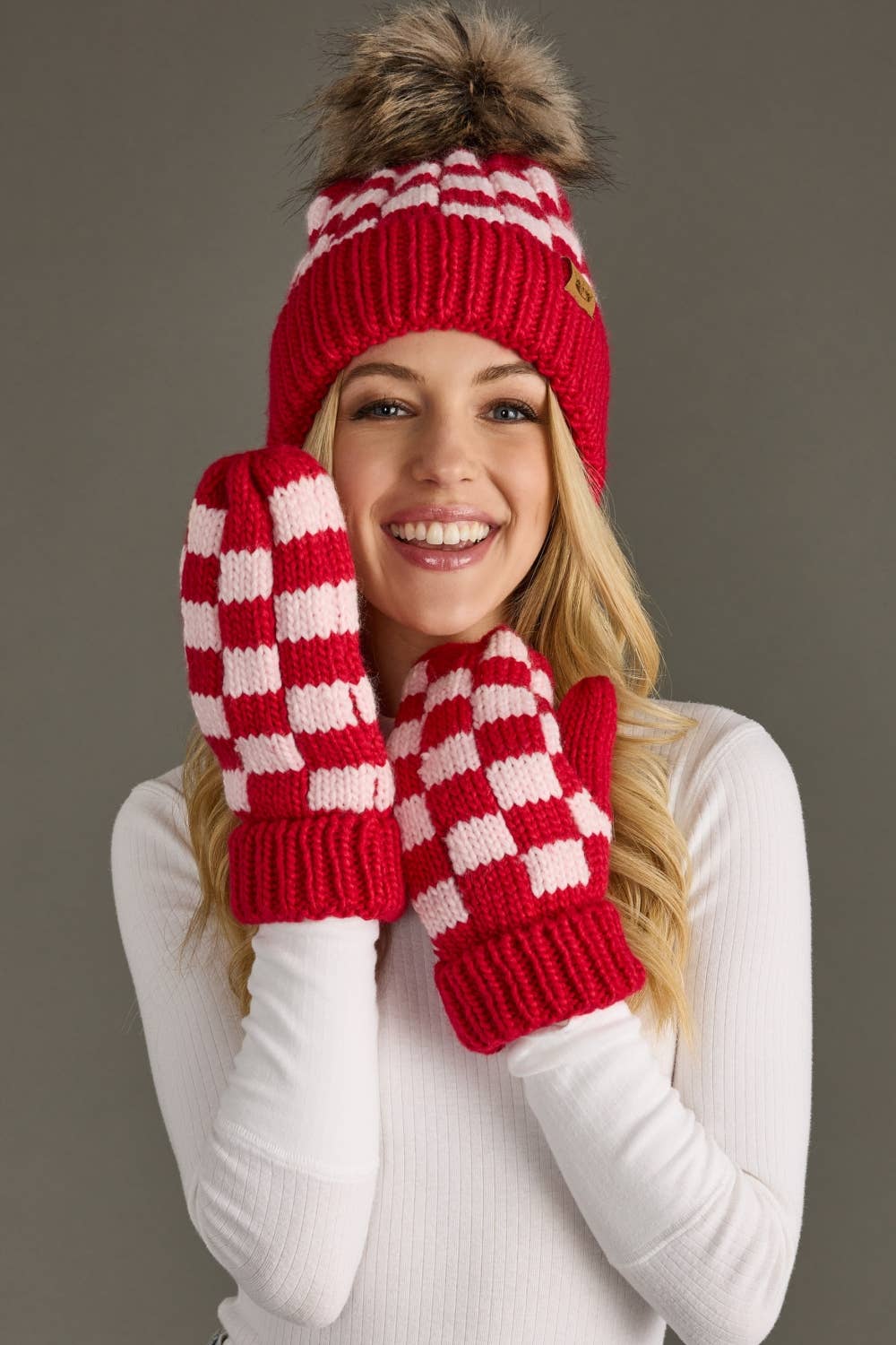Panache Apparel Co. – Engroshandel Beanie - Dame – Rød og lyserød ternet pom-pom hat5