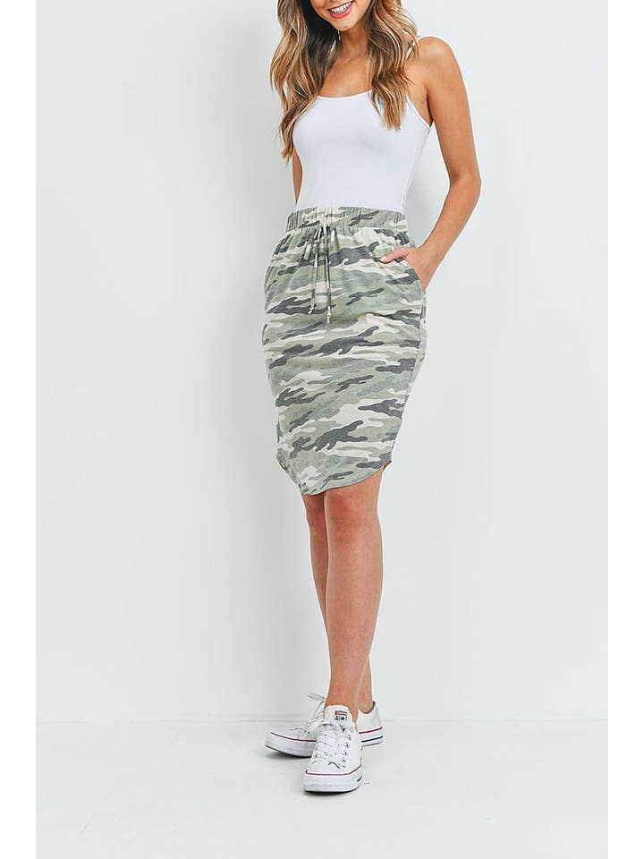 ARMÉ GRÖNT TRÄKOL CAMO PRINT FRONT SLIPS PENNA KJOL för wholesale på Faire1