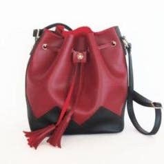 Zweifarbige Beuteltasche mit Quasten-Verschluss - Rot für den Großhandel von Lily and Layla