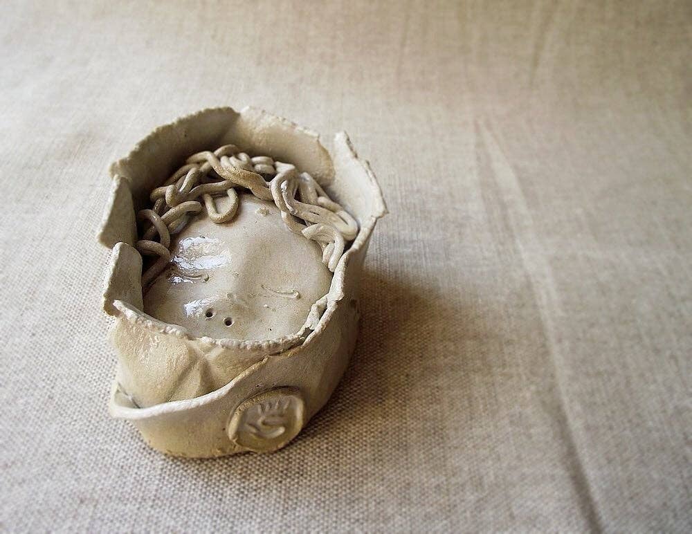 L'Officina - Wholesale Wall Accent - Sleeping child in stoneware - Wall decoration1