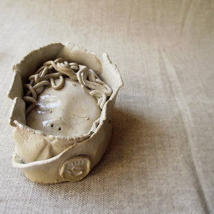 L'Officina - Wholesale Wall Accent - Sleeping child in stoneware - Wall decoration1