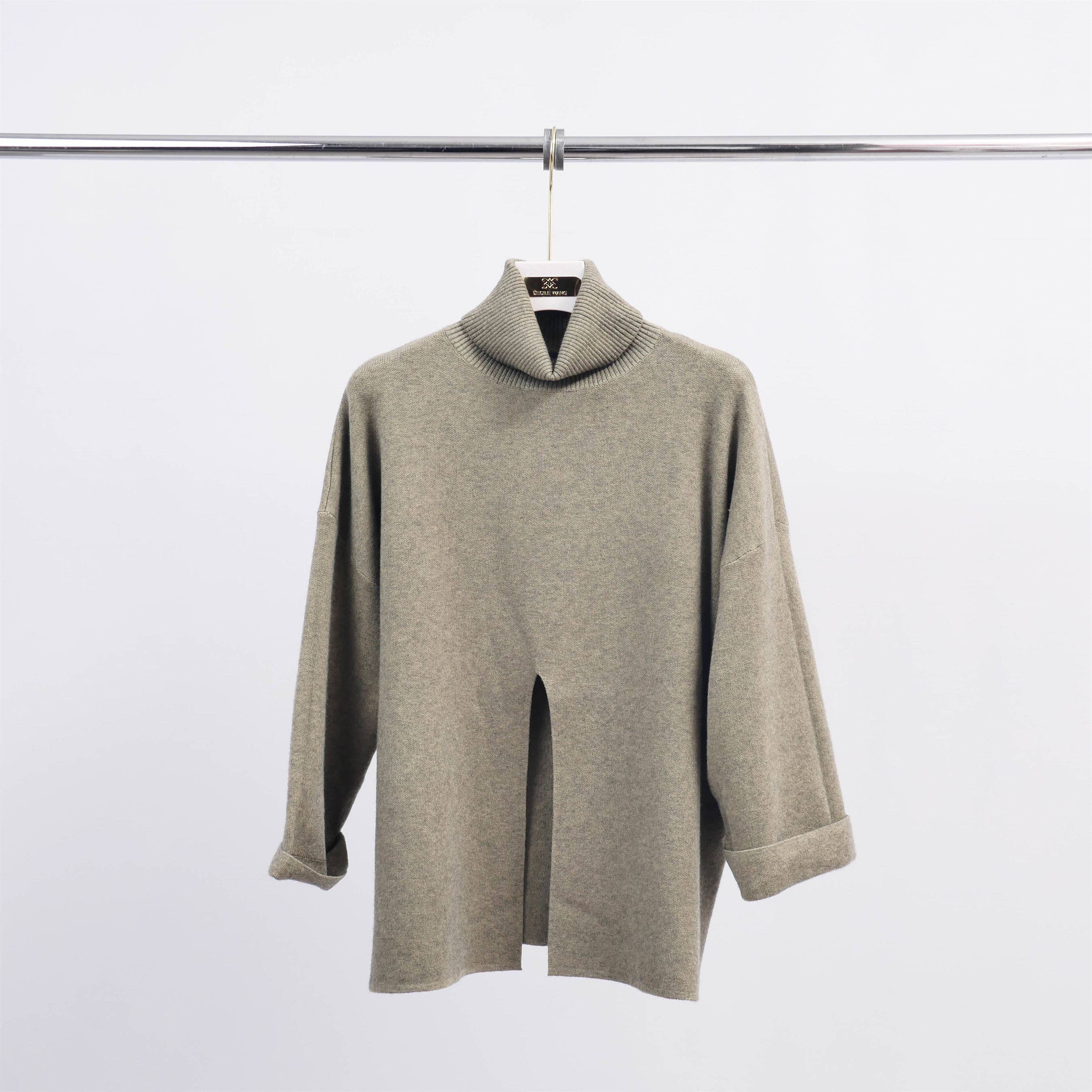 Cecile Wang - Wholesale Knit Sweater - Women's - Turtleneck sweater with slit at the bottom front HY108671