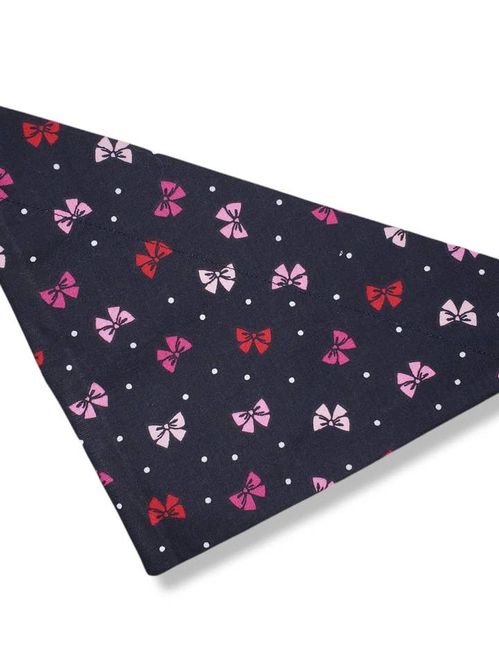 Bandana à nœud papillon pour la vente par Pawtastic Attire