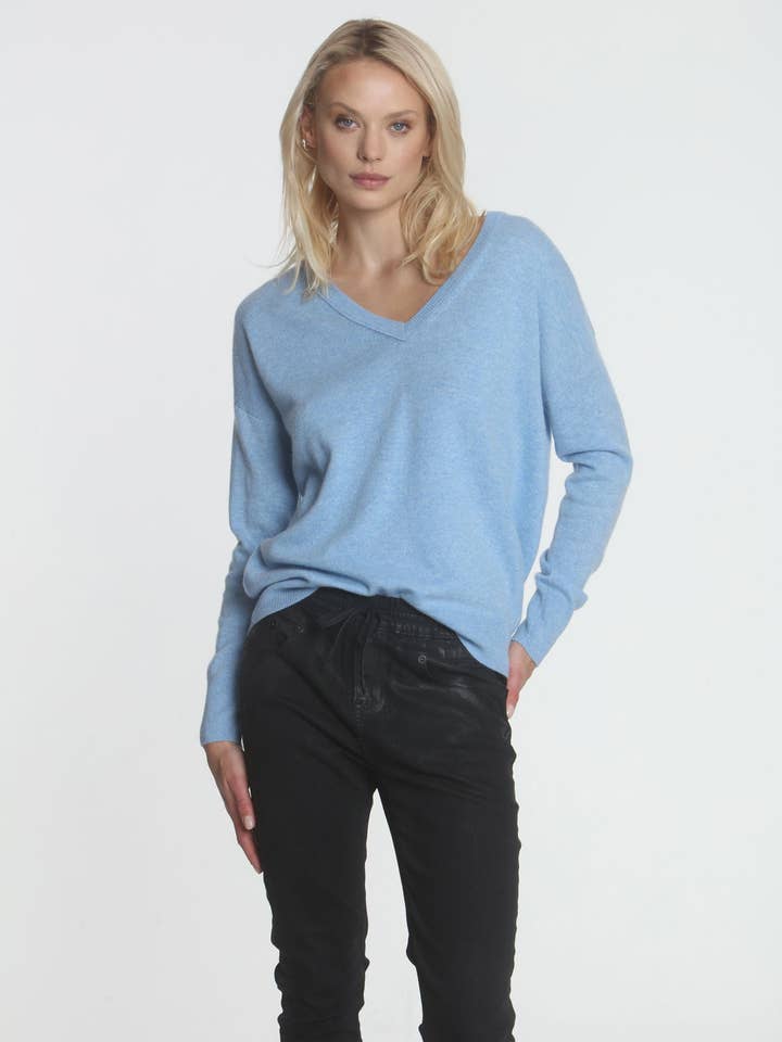 CORE Cashmere BF Vee - Cielo per la vendita all'ingrosso da parte di Label + Thread