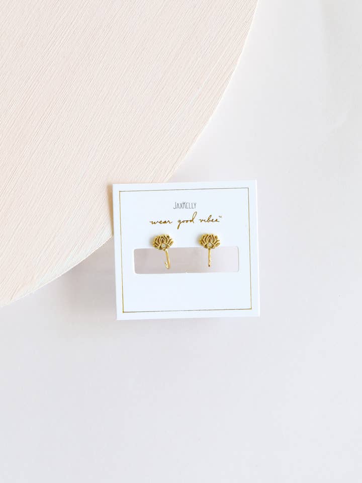 Icon Huggies - Fiore di loto - Orecchini in oro per la vendita all'ingrosso da parte di JaxKelly