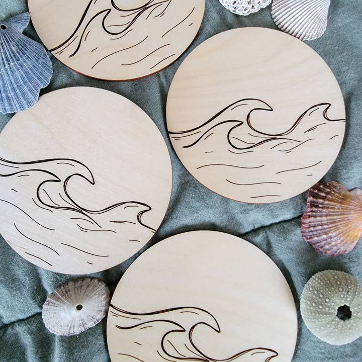 Sous-verres en bois gravés pour la vente par Bellamy Home Studio