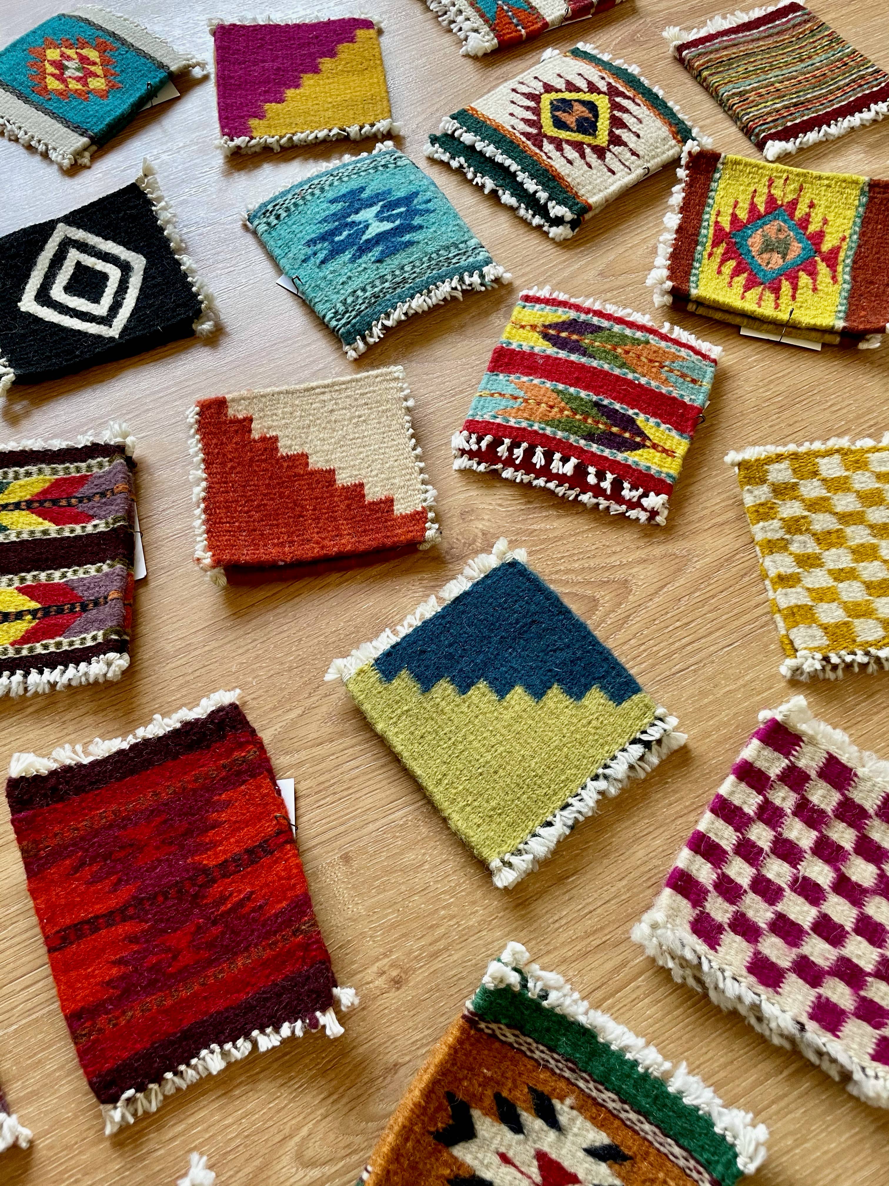 Selva Studio - Vendita all'ingrosso Sottobicchiere - Sottobicchieri messicani in lana intrecciata a mano - set misto3