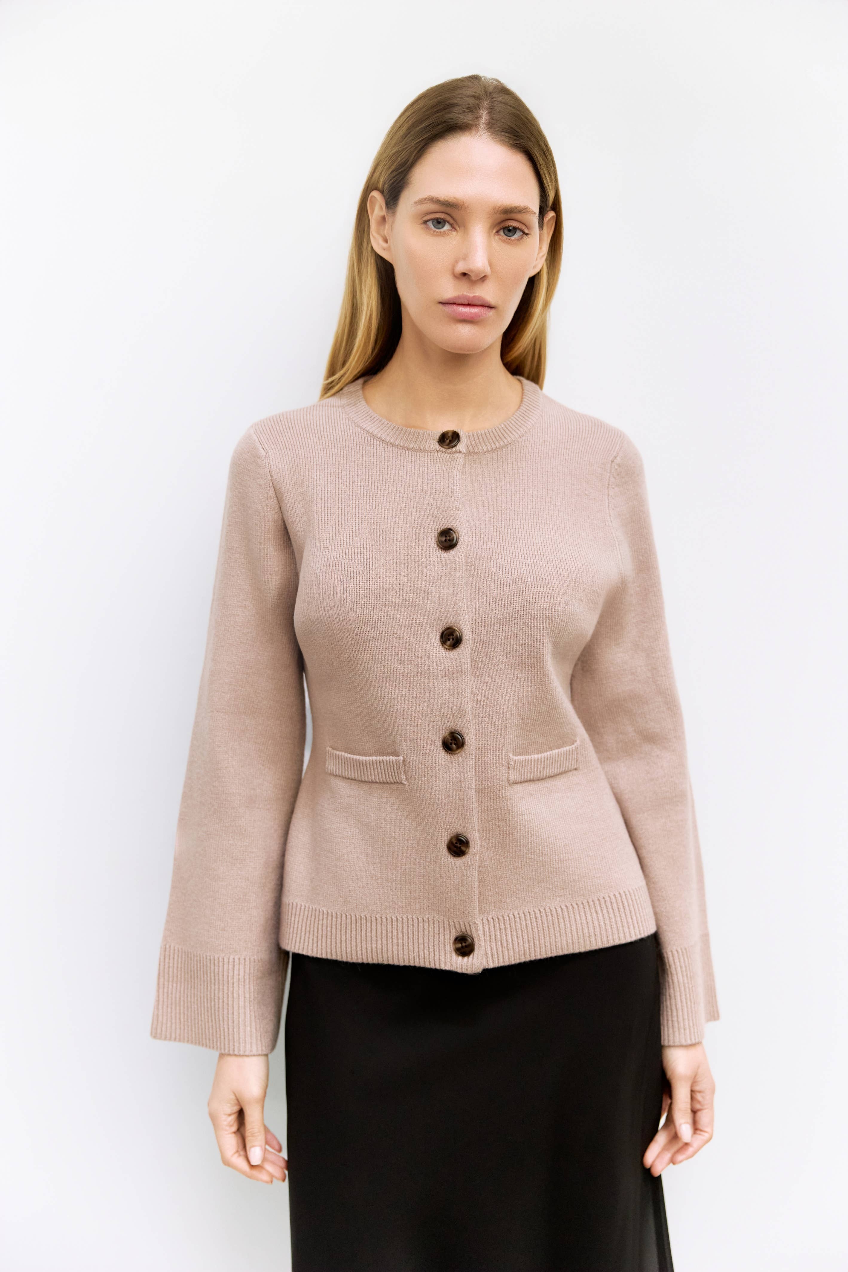 MOD REF – Engroshandel Cardigan - Dame – The Tyler Cardigan | Kvindesweater med klokkeærmer og knapper16