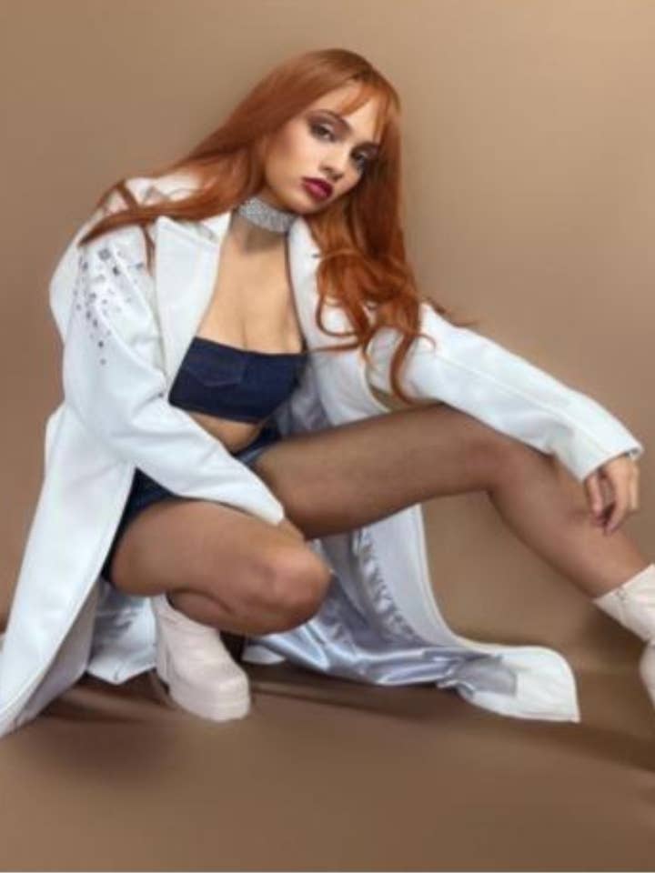 Cappotto color avorio con dettaglio sulla manica ingioiellato
Foderato in raso per la vendita all'ingrosso da parte di Dee Izmail