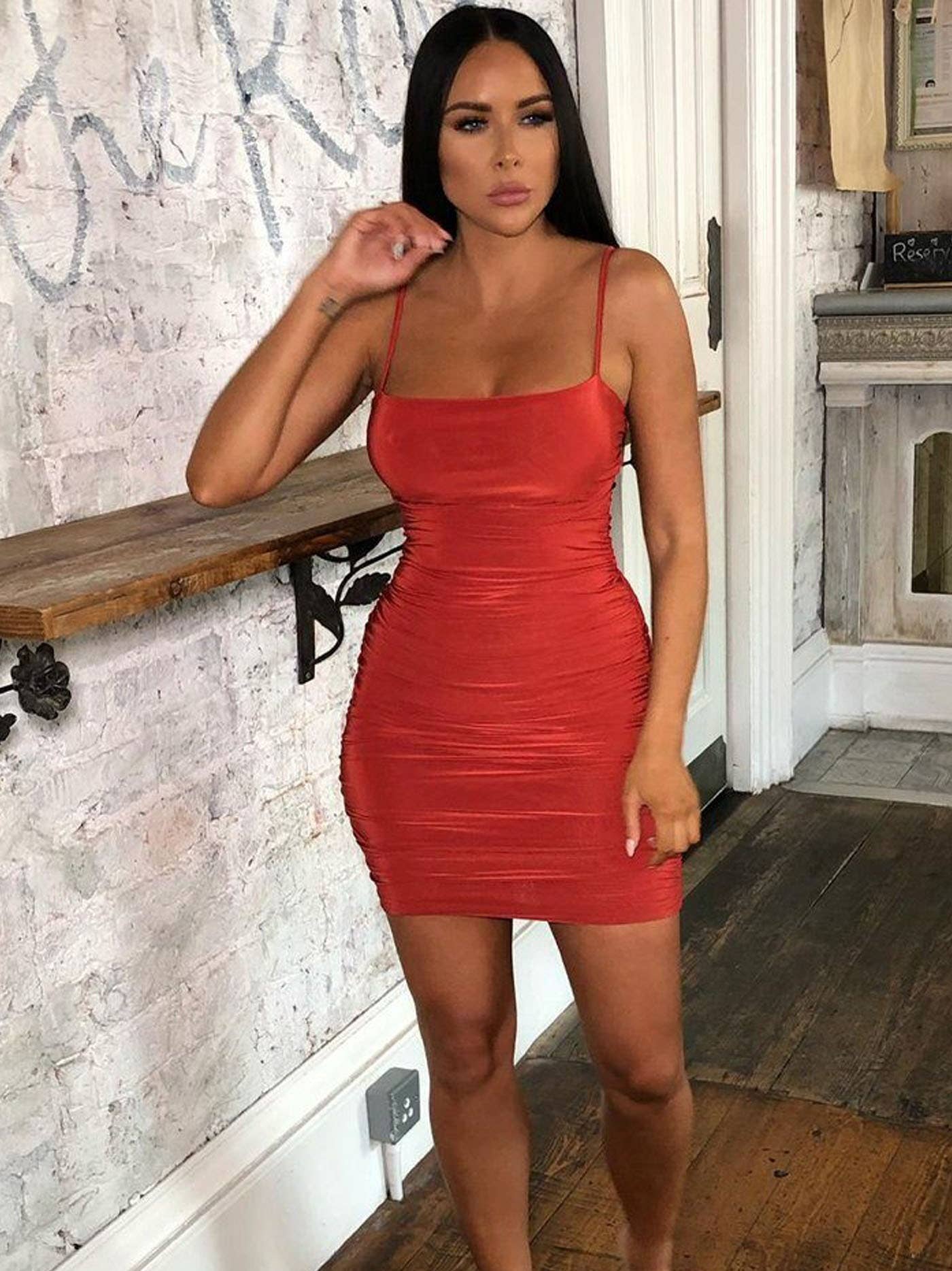 Femme Luxe - Wholesale Jurk - Dames - Rust Slinky mini-jurk met ruches en bandjes - Yaretzi