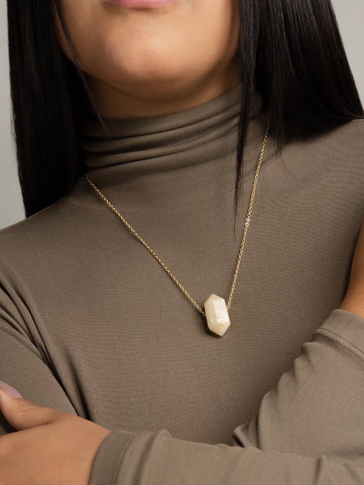 Naturlig Energi Halskæde med Hexagonale Krystaller for engroshandel hos PHOEBE´S