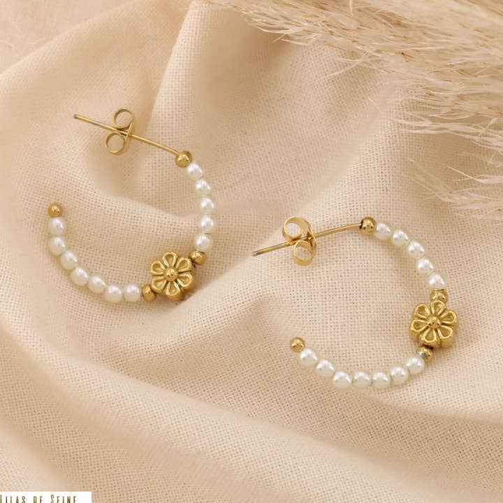 Halvcreoler rustfrit stål blomst akrylperler 0325046 for engroshandel hos Lilas de Seine