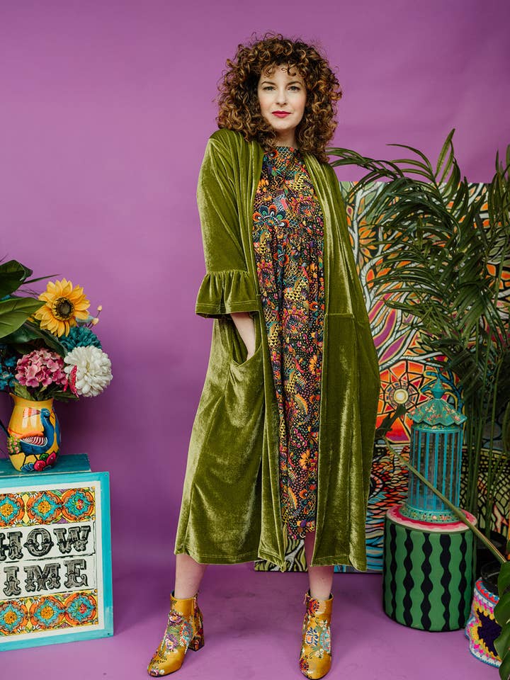 Cardigan Maxi in Velluto con Volant in Oliva per la vendita all'ingrosso da parte di Megan Crook Textiles