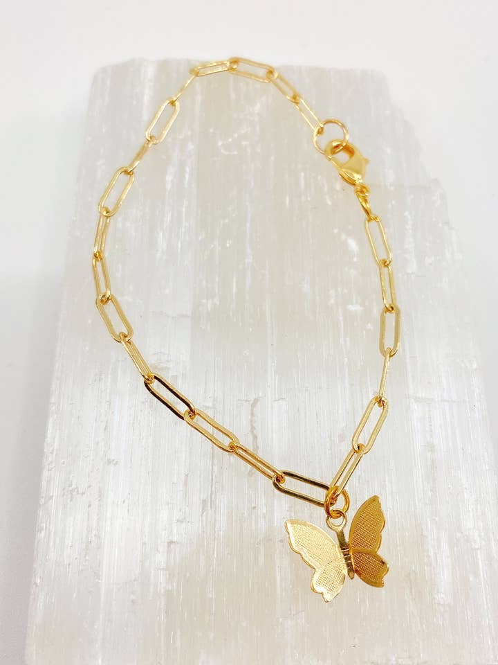 Bracelet à breloques papillon doré décalé pour la vente par muse by haven