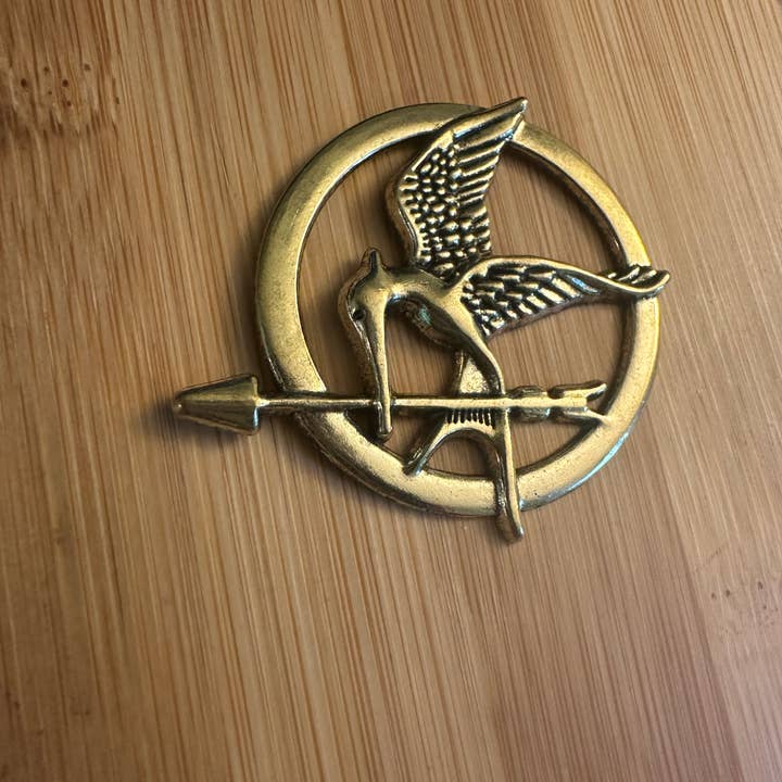 Scribble & Scroll - Venta al por mayor Botón/prendedor - Pin de esmalte Mockingjay - The Hunger Games - Símbolo de tributo3