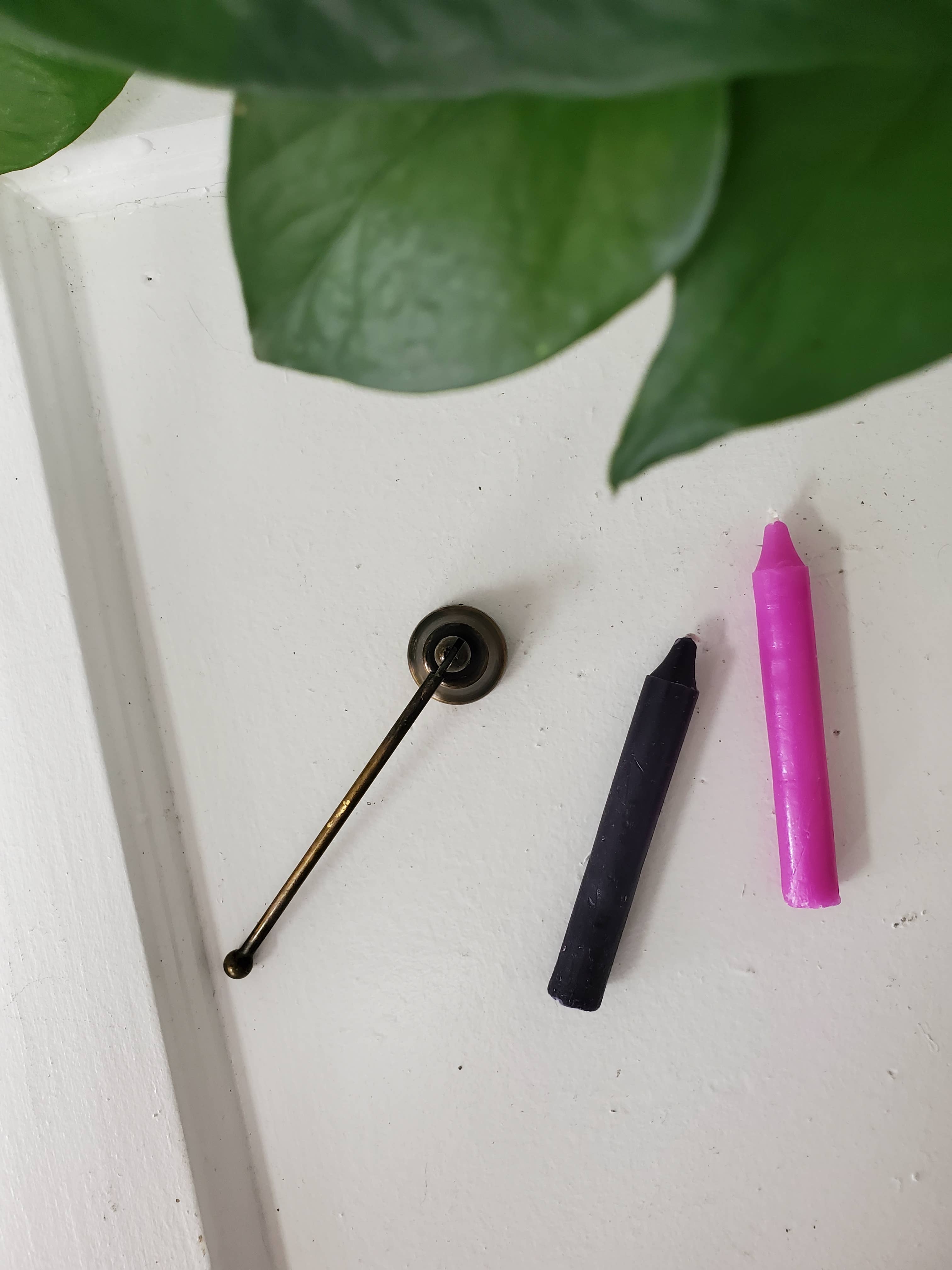 Three Witches Tea Shop – wholesale Ljussläckare – Antik ljussläckare i metall med honungsguldfinish och roterande huvud1