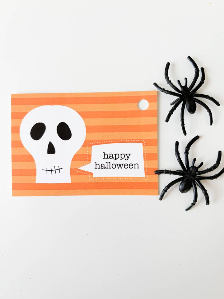 Étiquette cadeau Happy Halloween Skull pour la vente par Happiernotes