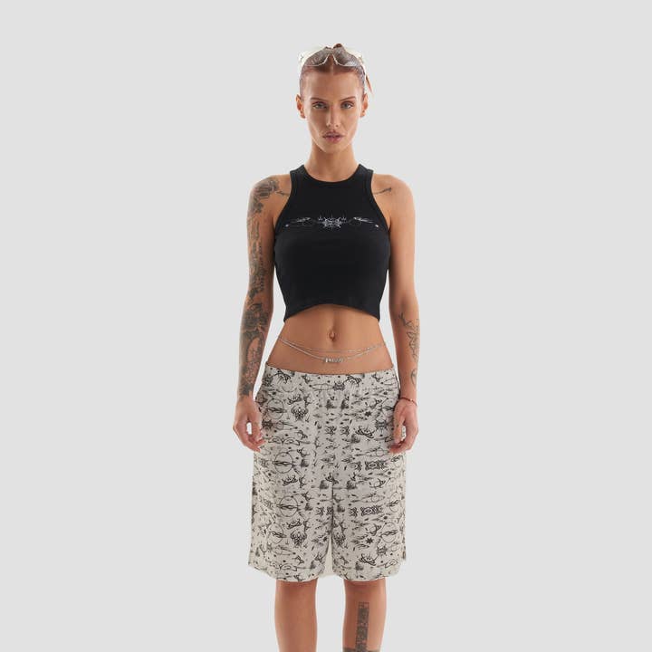 Short No Regrets avec imprimé tatoué en écru pour la vente par Heretic Nine
