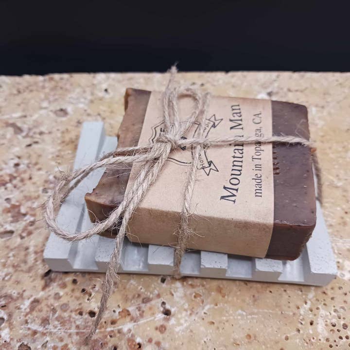 Savon au goudron de pin « Mountain Man » +porte-savon en ciment. pour la vente par Casa de Iris Crafts