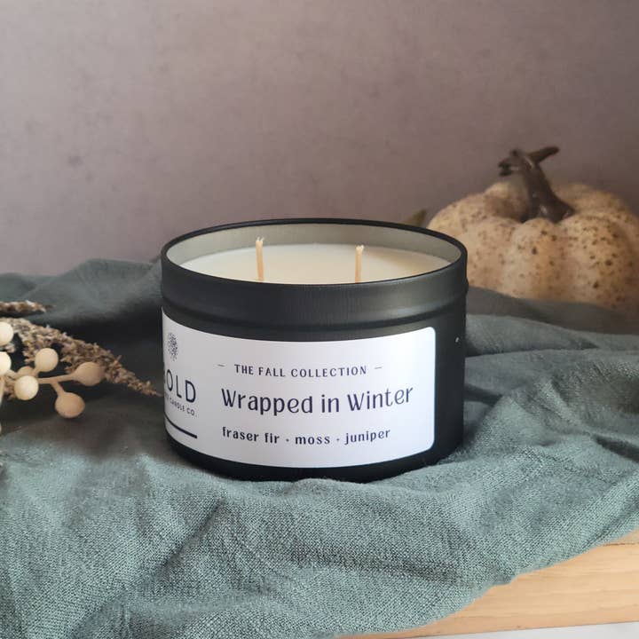 Avvolto nell'inverno - Abete di Fraser + Muschio + Ginepro - latta da 6 oz. per la vendita all'ingrosso da parte di Bold Space Candle Co.