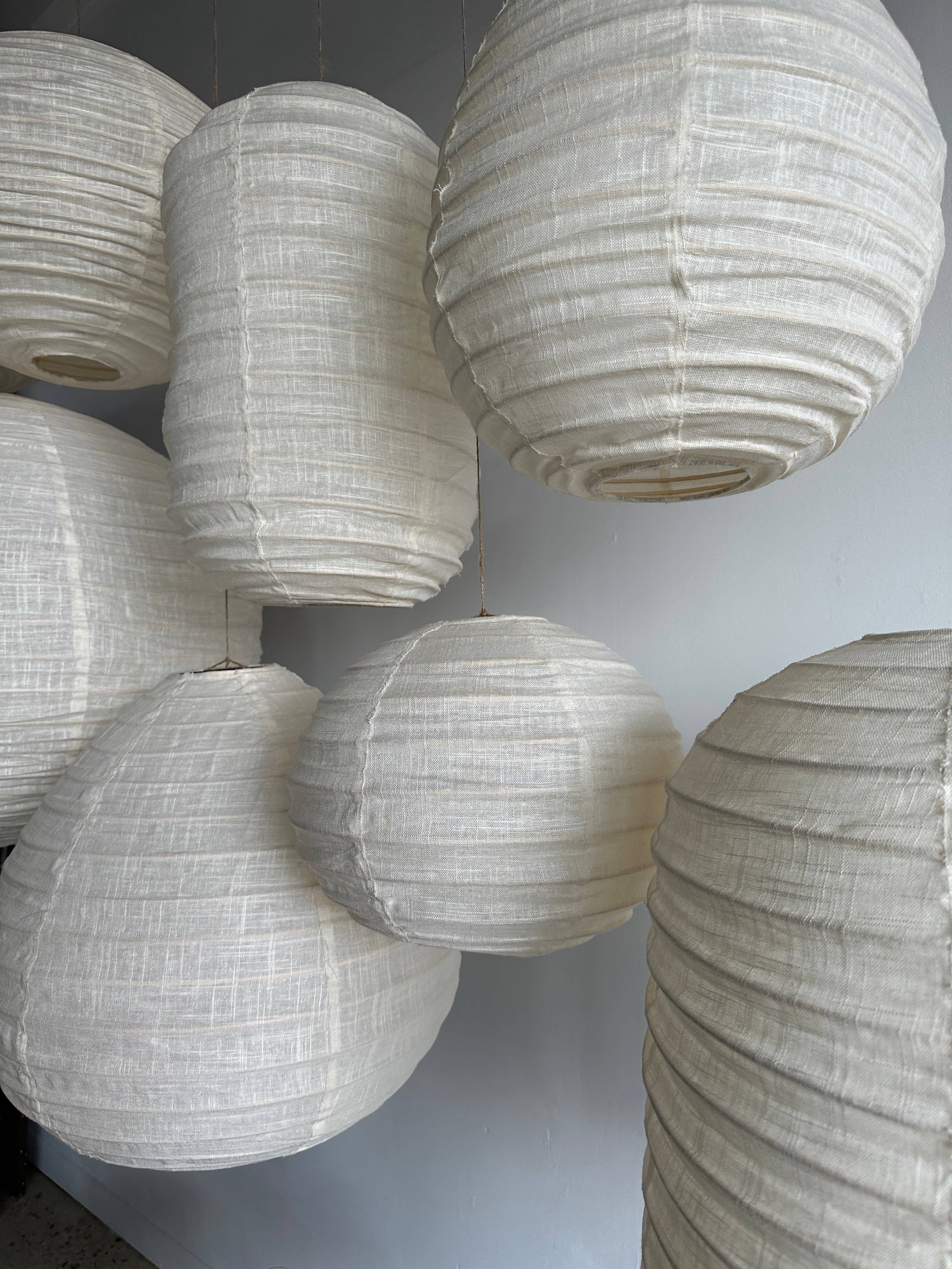 Office Objets - Wholesale Chandelier/Hanging Light - Medium round Japanese-style pendant light in rattan and natural linen D:4029