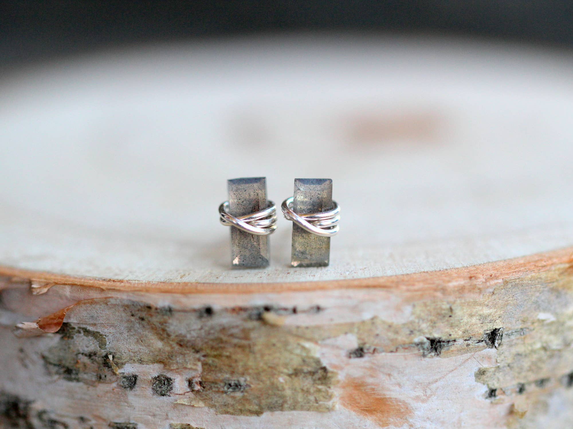 Saressa Designs - Vendita all'ingrosso Orecchini a bottone - Borchie a baguette - Labradorite3