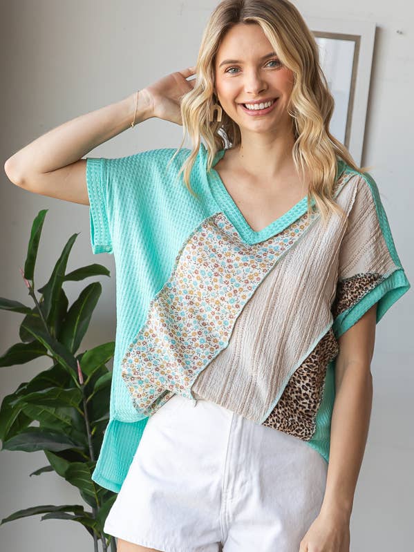 Haut à manches courtes col en V patchwork multi-tissus T5941 pour la vente par 7th Ray