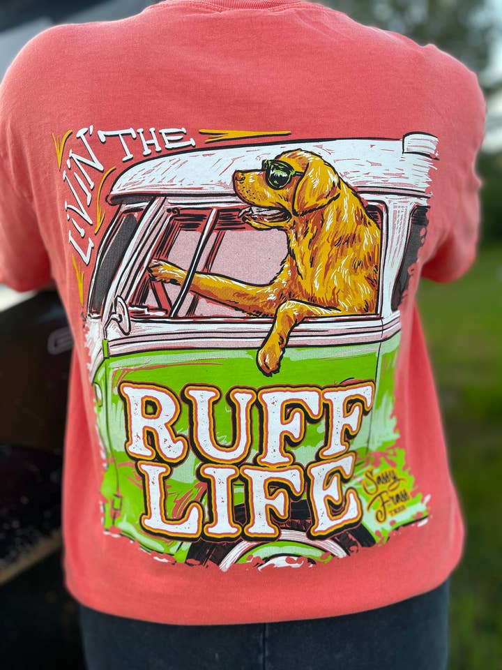 T-shirt imprimé au dos « Livin' The Ruff Life » à couleurs confortables pour la vente par Sassy Frass Tees