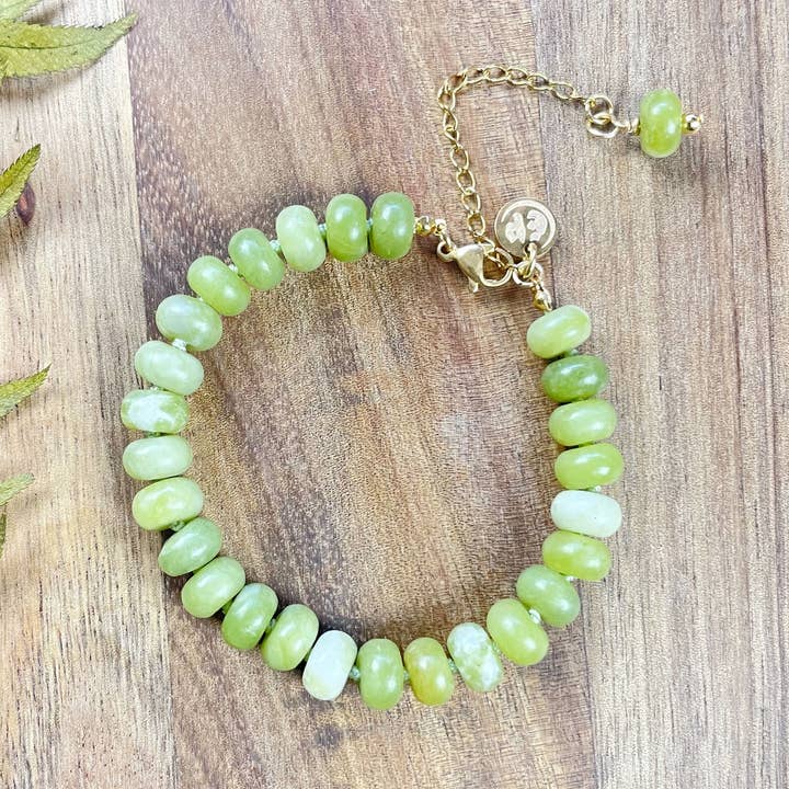 Bracelet perlé en jadéite verte noué à la main pour la vente par Ewelina Pas Jewelry