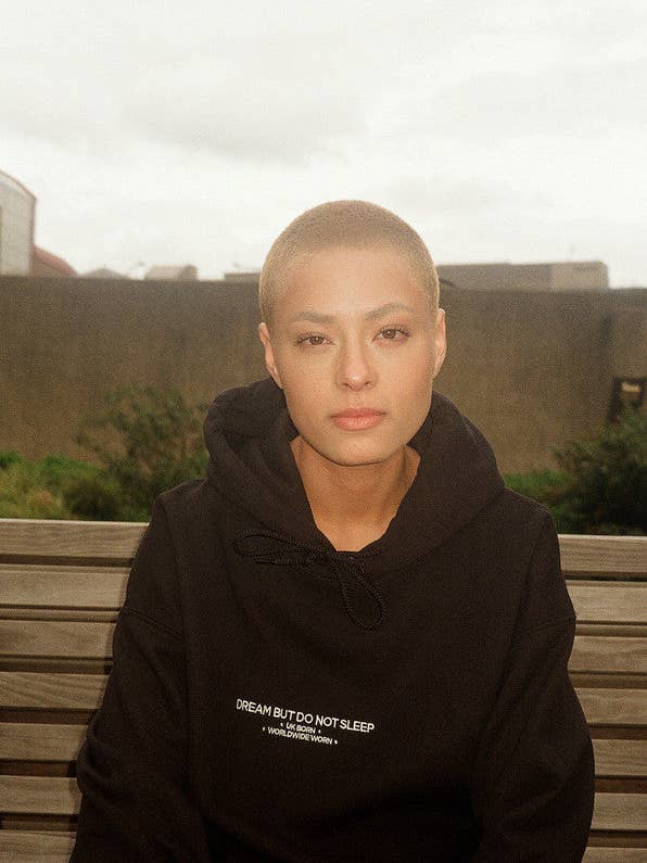 Zwarte hoodie met geborduurd UK Born-logo voor wholesale door Dream But Do Not Sleep