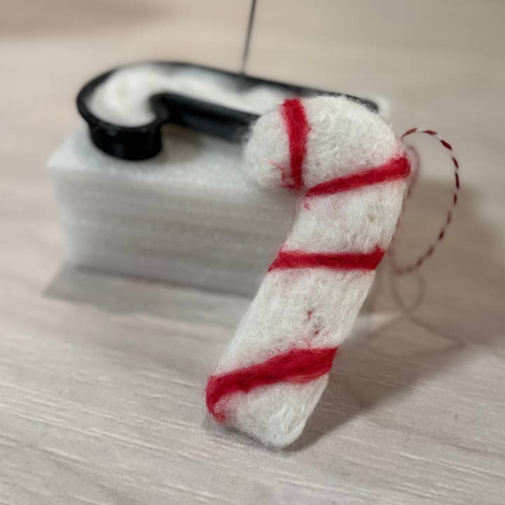 Kit Fai da Te per Ornamento con Tagliabiscotti e Feltro a Forma di Bastoncino di Zucchero per la vendita all'ingrosso da parte di Plum Diddle