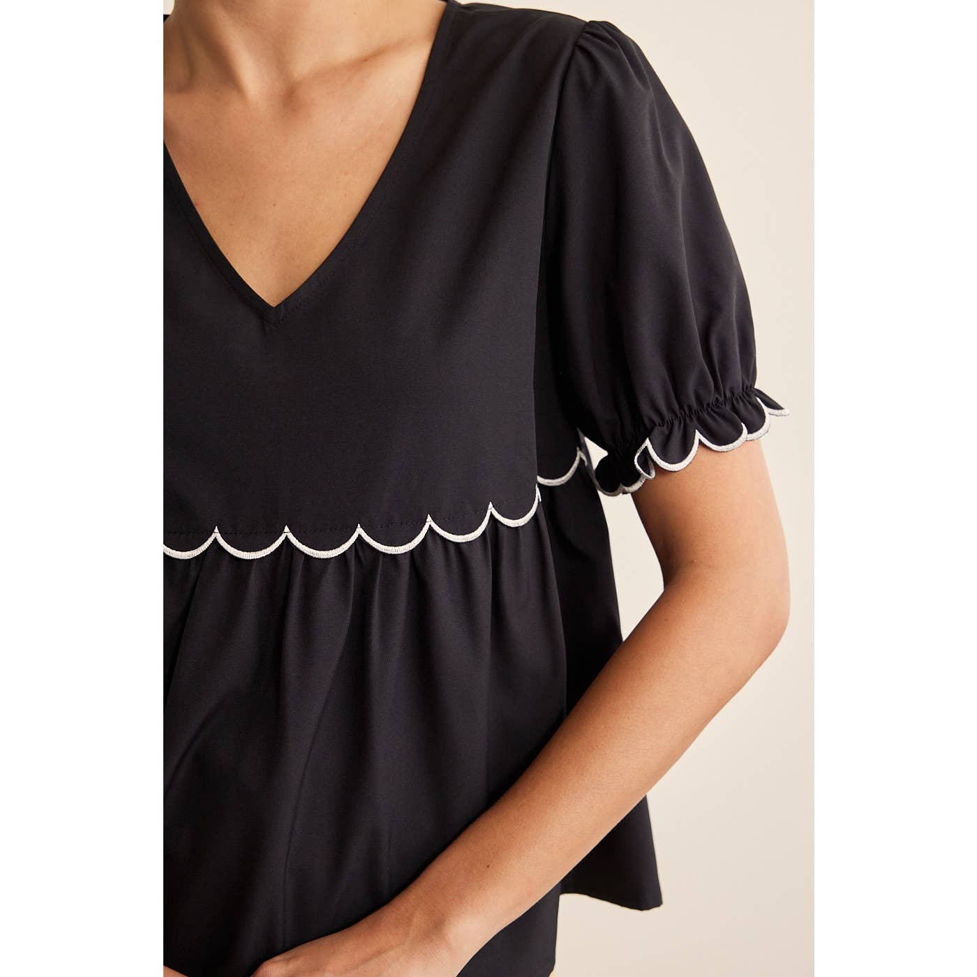 in february - Vente Chemisier – femme - Haut à volants contrastants avec manches bouffantes11