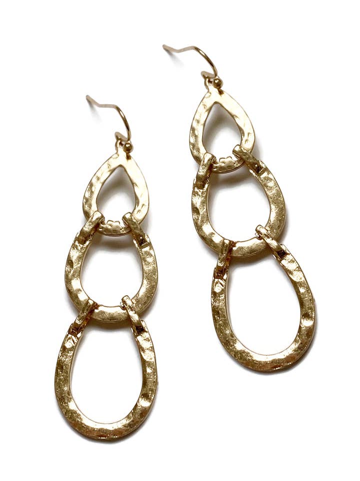 Boucles d'oreilles pendantes en forme de triple larme martelées mates pour la vente par Juniper Wish