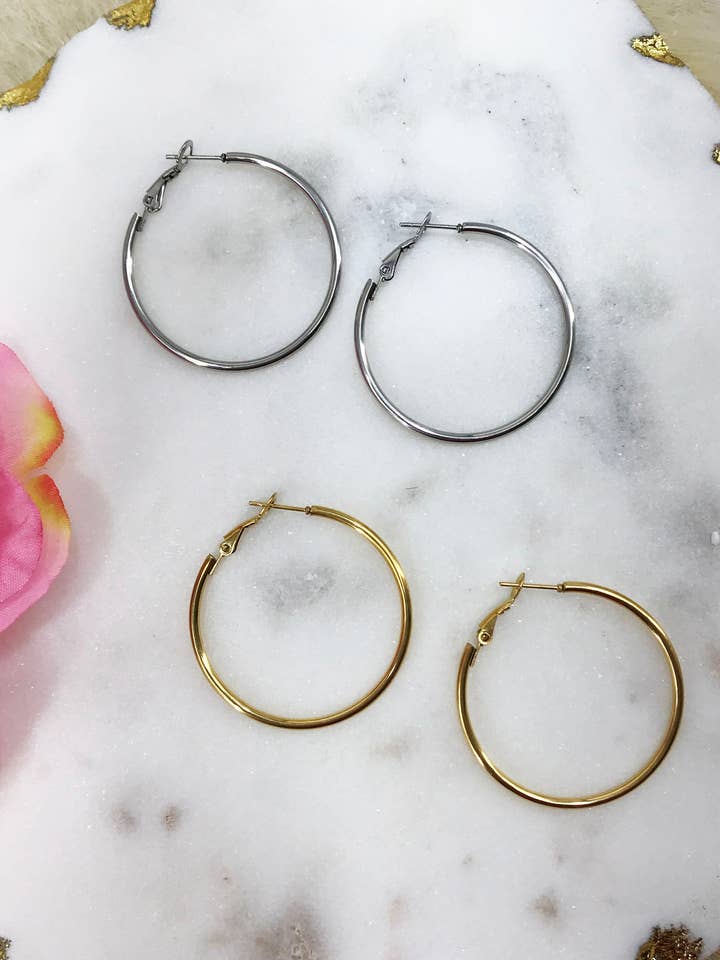 1,5" roestvrijstalen hoepels voor wholesale door Magnolia & Peach Jewelry Boutique, LLC