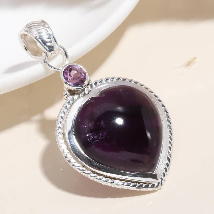 L'Améthyste Royale : Pendentif Cœur en Argent avec Bordure en Corde pour la vente par AG 925 JEWELLERY